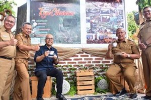 Bupati Kuningan berfoto bersama usai meresmikan  Desa Wisata Kopi Cibeureum. 